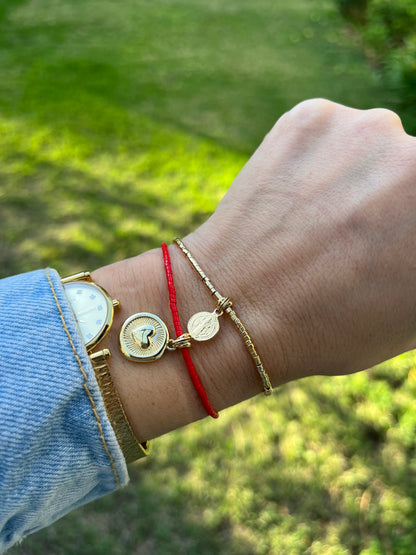 Pulsera de hilo, mostacillas y San Benito bañado en oro de 24k, ajustable de 15cm a 20cm