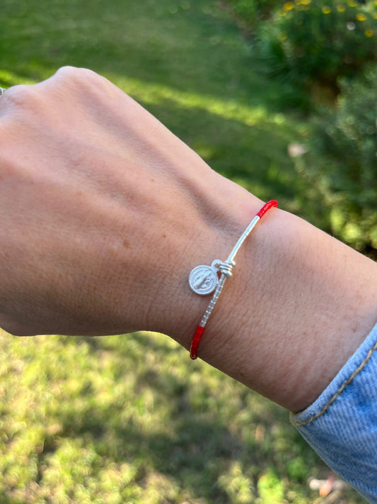 Pulsera hilo rojo de protección  o con cristales rojos , mostacillas de plata y San Benito en Plata, ajustable de 15cm a 20cm