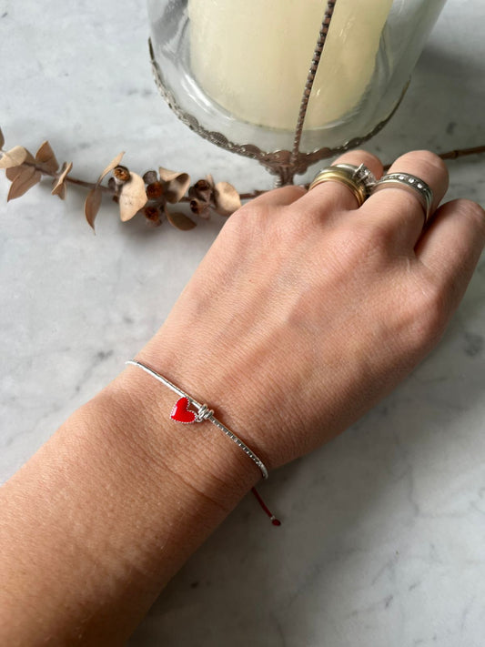 Pulsera de hilo rojo con mostacillas de plata y corazón rojo ❤️🔴🤍✨