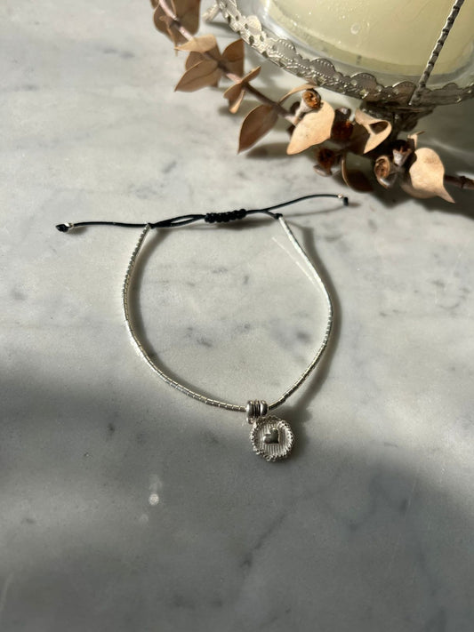 Pulsera de hilo negro de mostacilla de plata mate y corazón de plata, ajustable de 15cm a 20cm