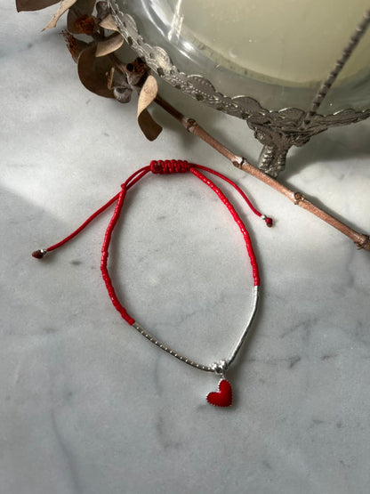 Pulsera de protección cristales rojos, corazón rojo y mostacillas de plata