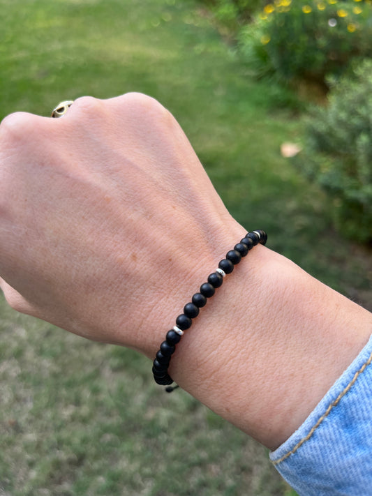 Pulsera de hilo negro con ónix mate y detalles de  plata, ajustable de 15cm a 20cm