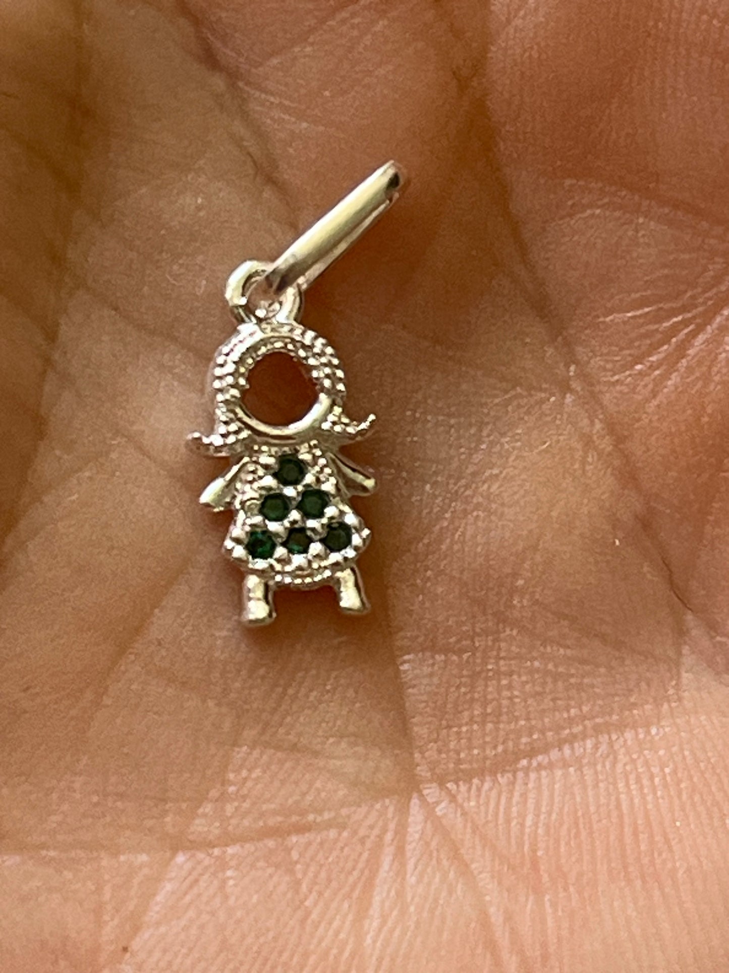 Niña plata circones verdes
