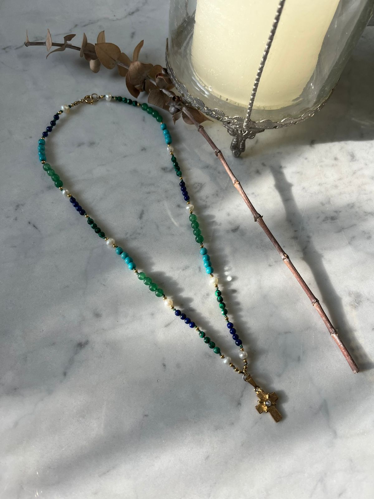 Collar de piedras naturales, con Jade, lapislázuli, turquesa, con cruz y detalles bañados en oro de 40cm