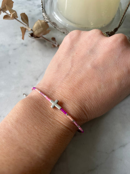 💖 Pulsera cruz tonos rosados
