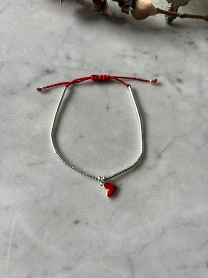 Pulsera de hilo rojo con mostacillas de plata y corazón rojo ❤️🔴🤍✨
