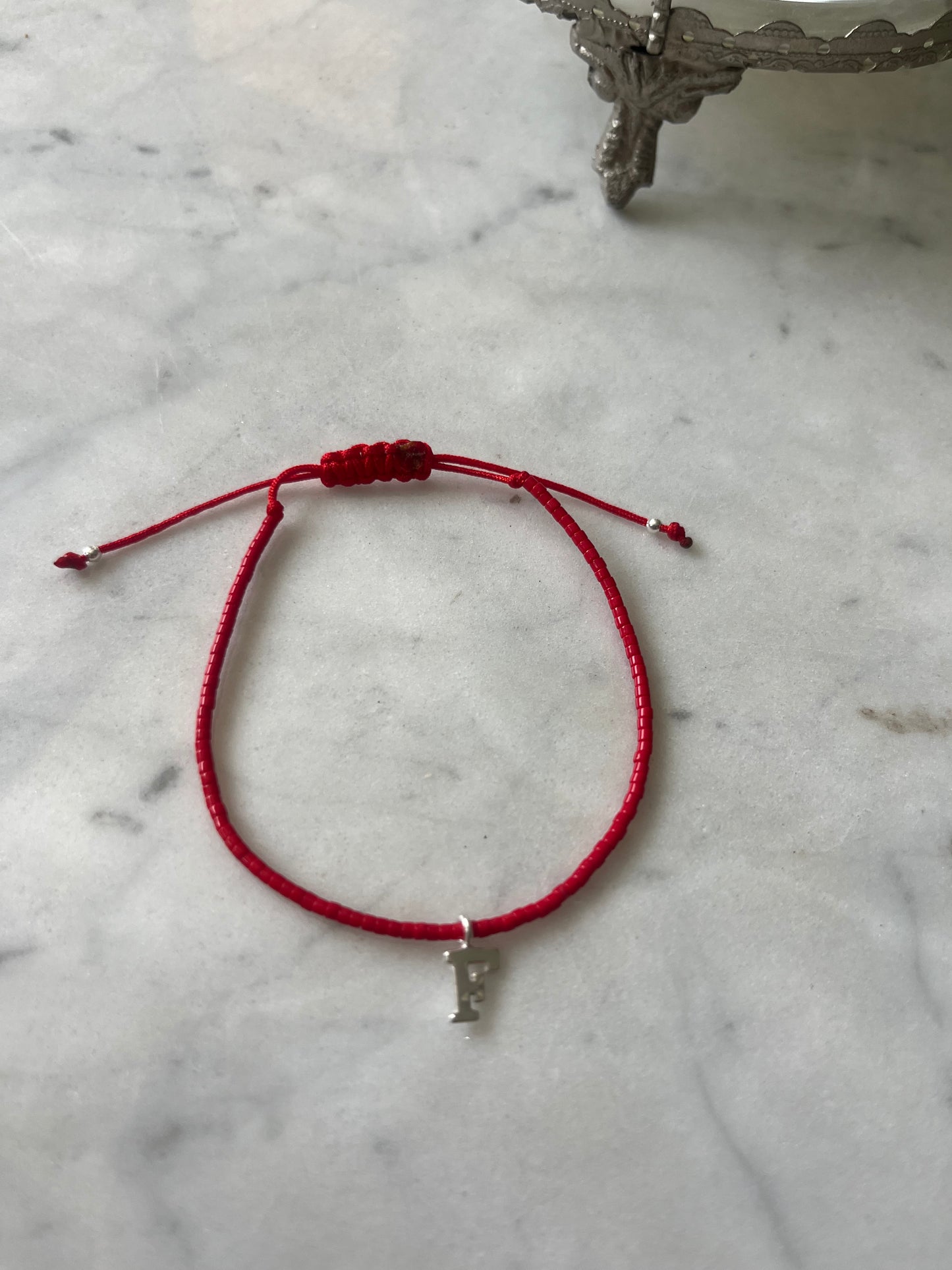 🔴 Pulsera hilo rojo Inicial Roja - Letra F Plata