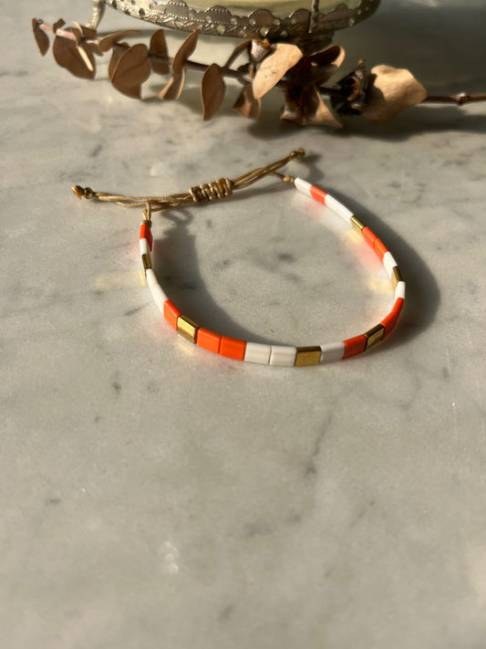 Pulsera de hilo con cristales de colores, naranjo y blanco, y detalles bañados en oro de 24k, ajustable de 15cm a 20cm