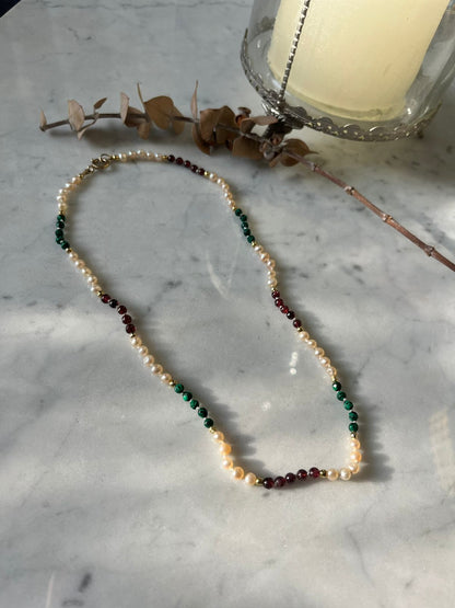 Collar de piedras naturales, granate, perlas de rio , detalles en baño de oro de 40cm