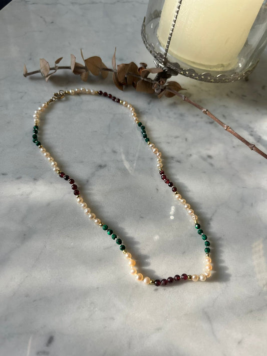 Collar de piedras naturales, granate, perlas de rio , detalles en baño de oro de 40cm