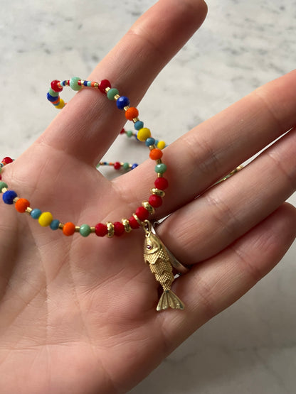 Collar Pez Arcoíris – Cristales Faceteados de Colores y Detalles Bañados en Oro