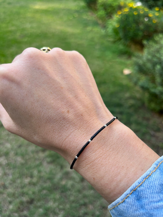 Pulsera de hilo negro con cristales negros y detalles en plata, ajustable de 15cm a 20cm