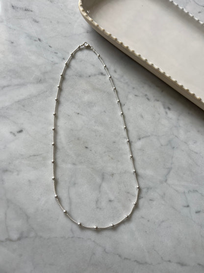 Cadena de plata  espuma bolas 45cm