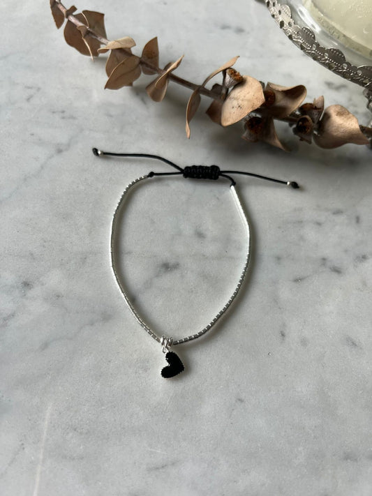 Pulsera hilo negro con mostacillas de plata y corazón negro 🖤✨🤍