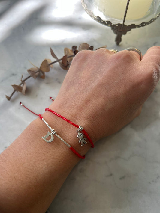 Pulsera de hilo rojo, cristales rojos, mostacillas de plata y letra D en plata, ajustable de 15 a 20cm