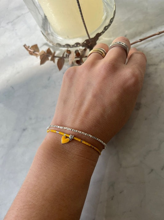 Pulsera hilo gris cristales y corazón amarillo detalles en plata