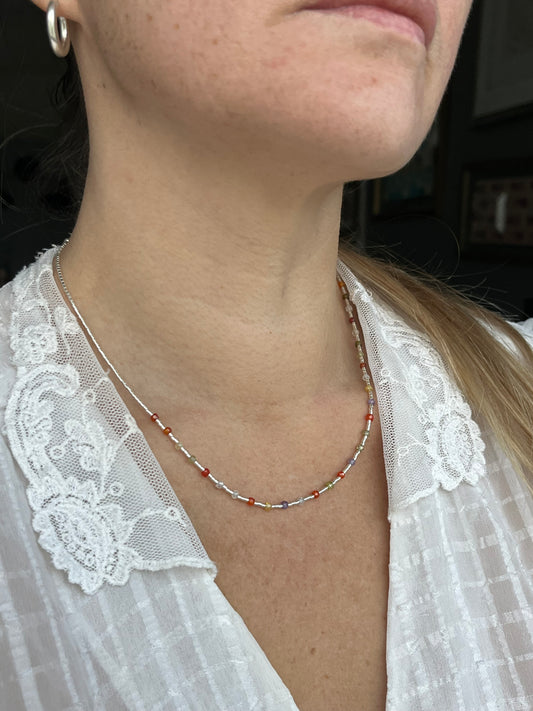 Collar mostacilla de plata circones de colores