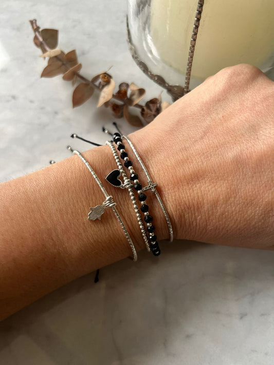 Pulsera de hilo negro con cristales negros y mostacillas de plata