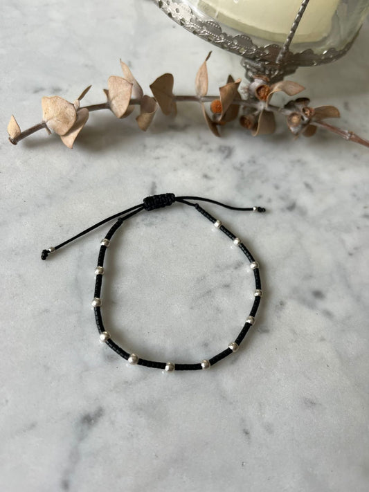Pulsera hilo negro , con cristales negros mate y detalles de plata, ajustable de 15cm a 20cm