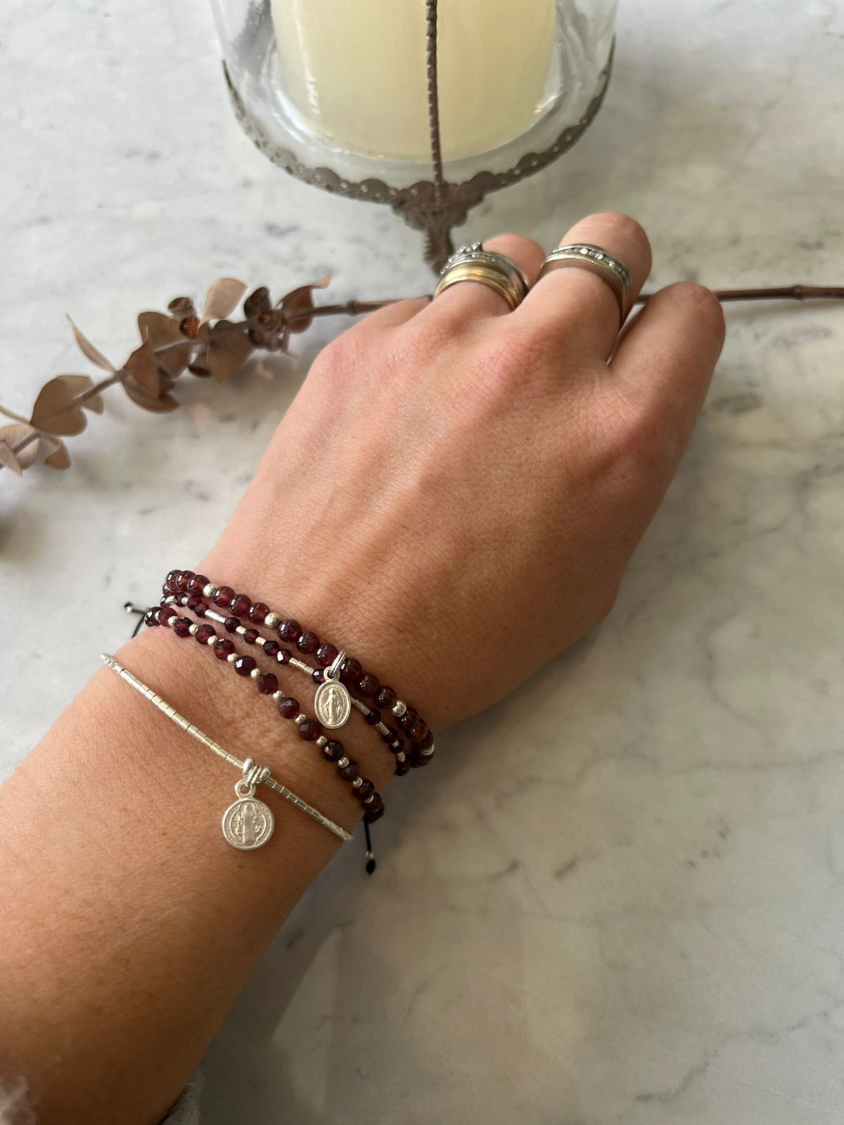 Pulsera de protección hilo negro, piedra natural granate y detalles de plata, ajustable de 15cm a 20cm
