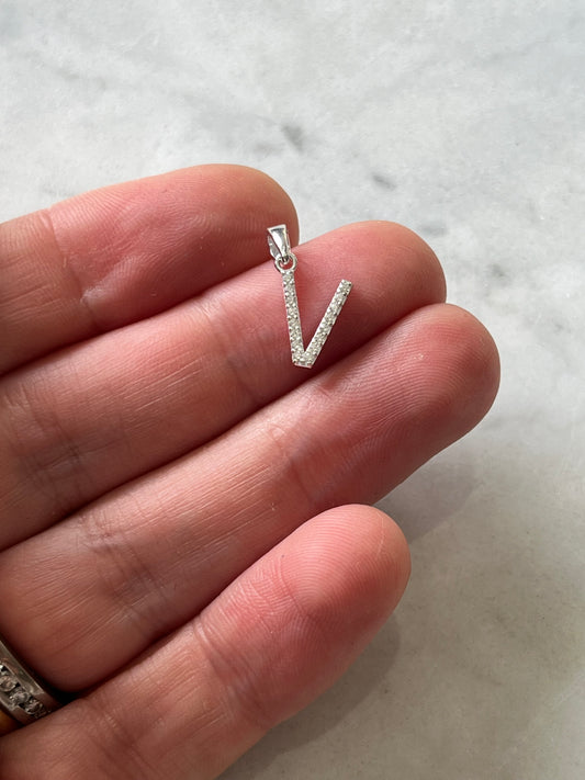 Dije de Plata Letra V