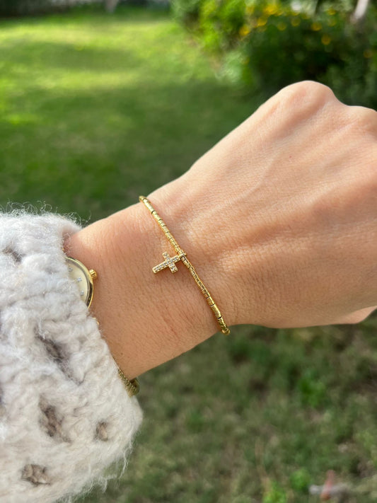 Pulsera  con mostacillas bañadas en oro de 24k y cruz con circones