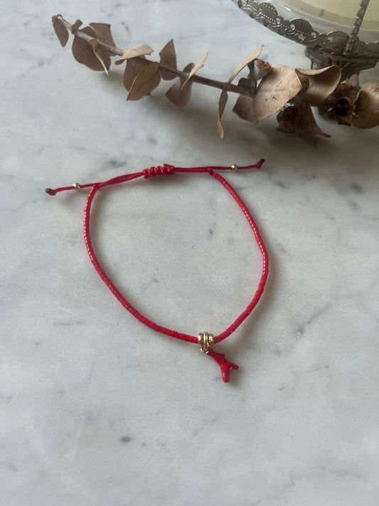 Pulsera hilo rojo de protección Coral Rojo con cristales rojo con detalles en baño de oro