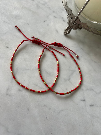 Pulsera roja y dorada