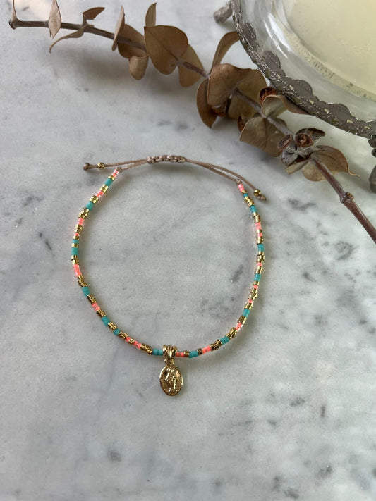 Pulsera multicolor con medalla de la Virgen de los Rayos ✨ en baño de oro 24k