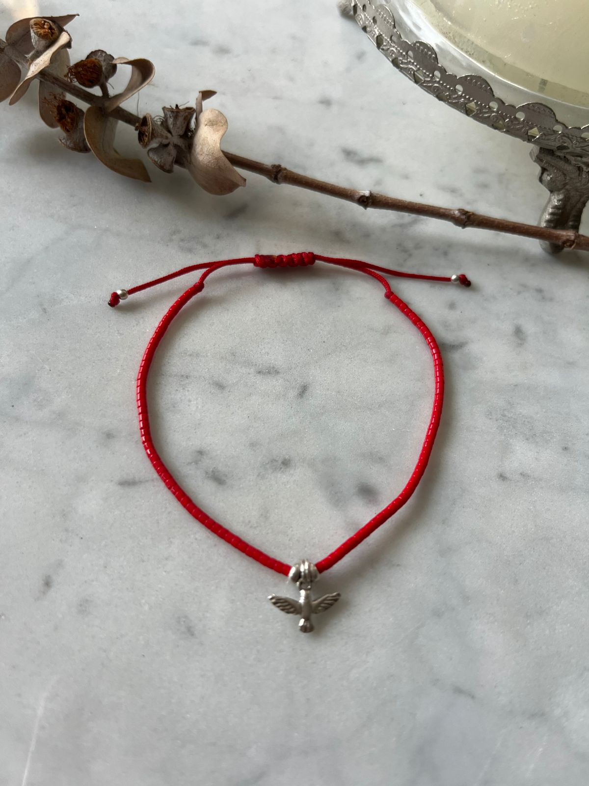 Pulsera hilo rojo con cristales rojos y Espíritu Santo de plata