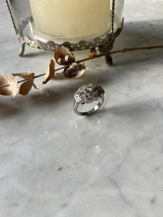 Anillo vintage de plata con piedra central azul y detalles florales ✨