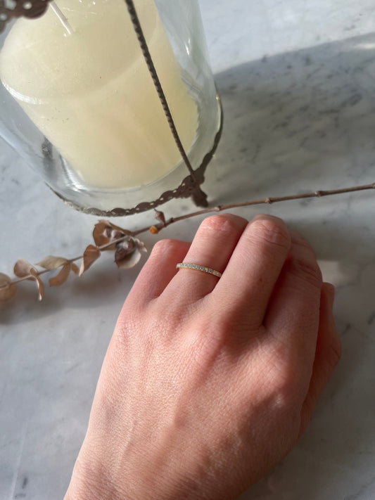 Anillo delgado con baño de oro y mosanita ✨