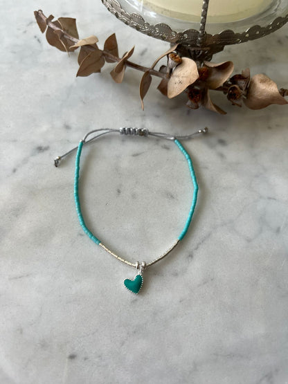 Pulsera Hilo gris, cristales celestes , corazón y mostacillas en plata , ajustable de 15cm a 20cm