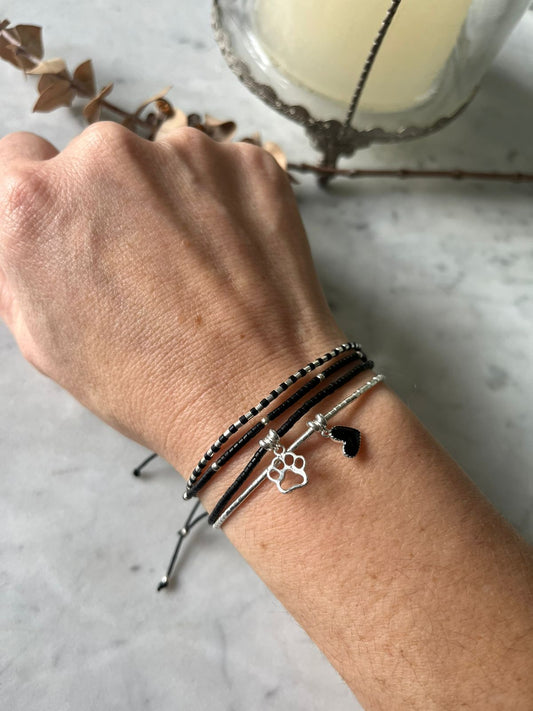 ulsera hilo negro con cristales y patita de plata 🐾🖤✨