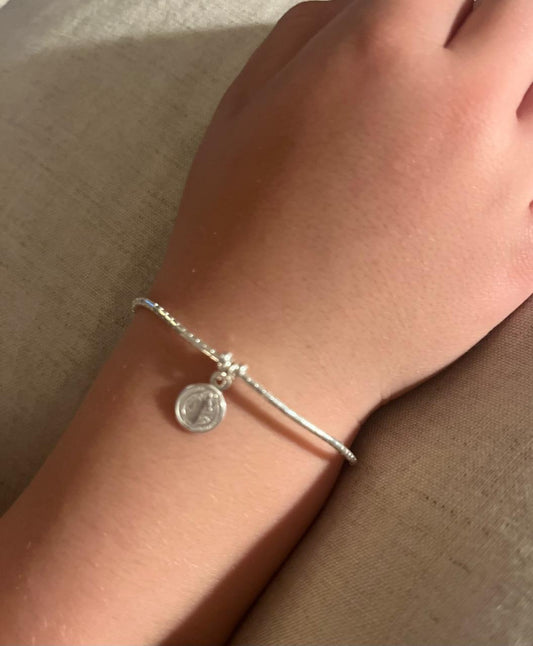 Pulsera de hilo gris, con mostacillas y San Benito en Plata, para niños de 12cm