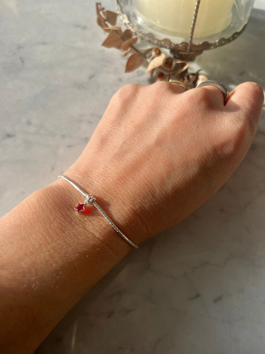 Pulsera de hilo rojo, con mostacillas de plata y circon rojo, ajustable de 15cm a 20cm