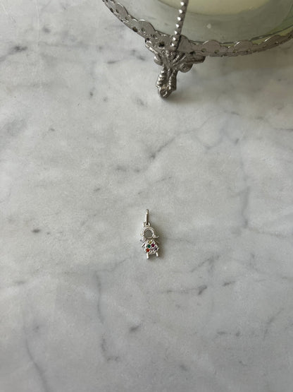 Niña de plata con circones de colores