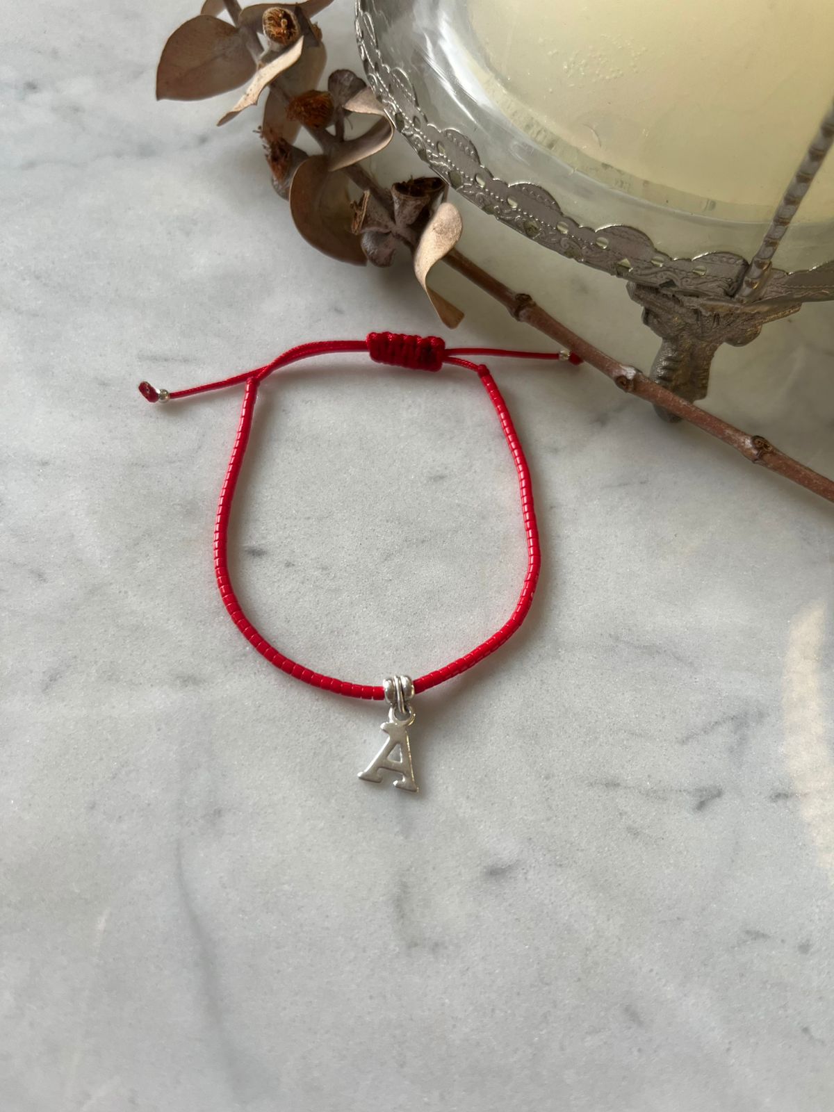 Pulsera de protección de hilo rojo, cristales rojos  letra A  de plata