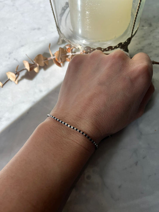 Pulsera hilo negro minimal plata y negro ⚫⚪