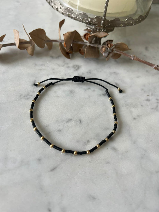 Pulsera cristales negros con detalles en baño de oro, ajustable de 15cm a 20cm