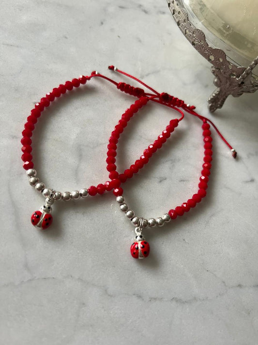 Pulsera ajustable de hilo rojo con cristales rojos, detalles de plata y chinita de plata