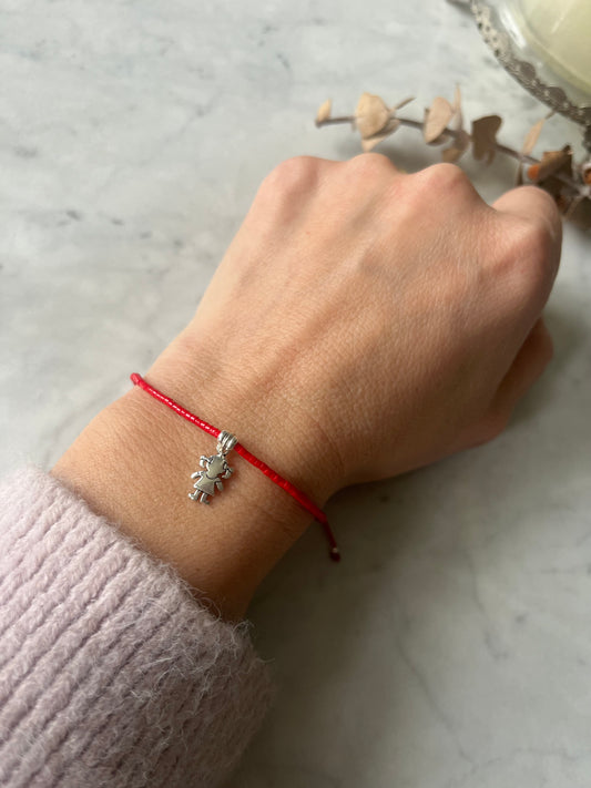 Pulsera de hilo rojo con cristales rojos y charm de niña en plata 925.
Ajustable de 15 cm a 20cm