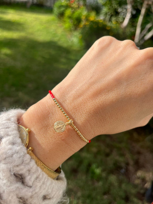 Pulsera hilo rojo de protección  con Medalla de San Benito baño de oro 24k