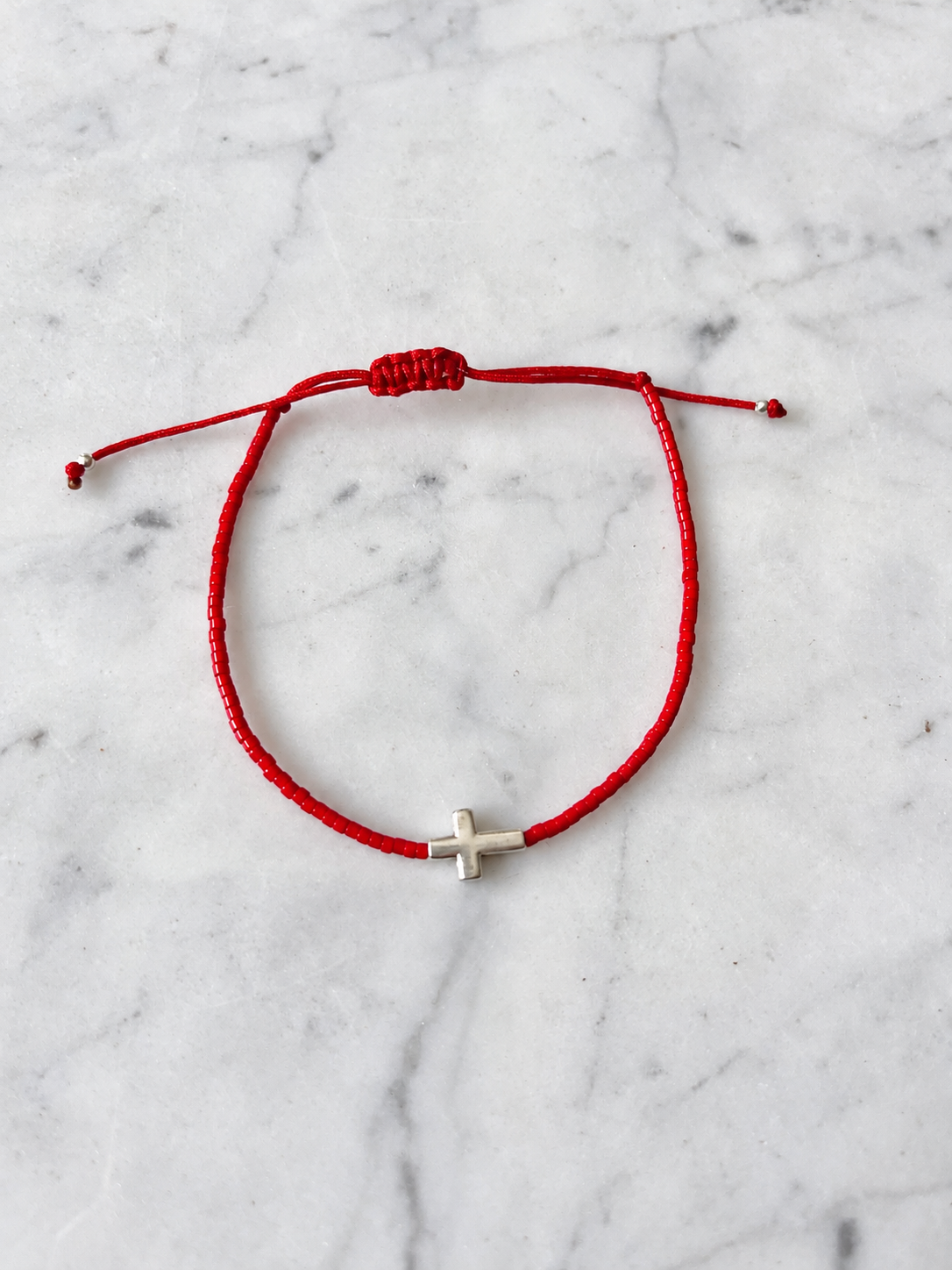 Pulsera hilo rojo con cruz de plata – Camino de Luz – Ana Diseño (foto 1)