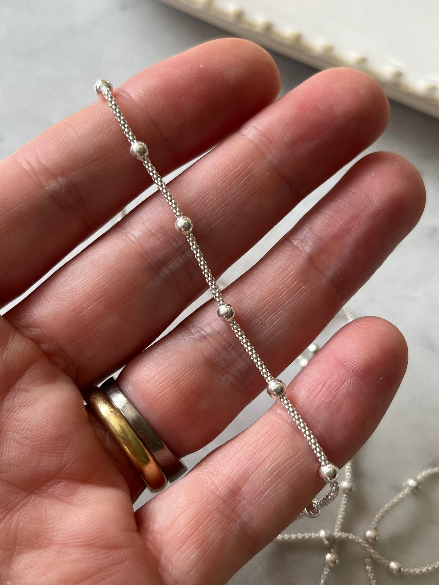 Cadena de plata  espuma bolas 45cm