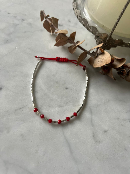 Pulsera hilo rojo de protección cristales rojos y mostacilla de plata