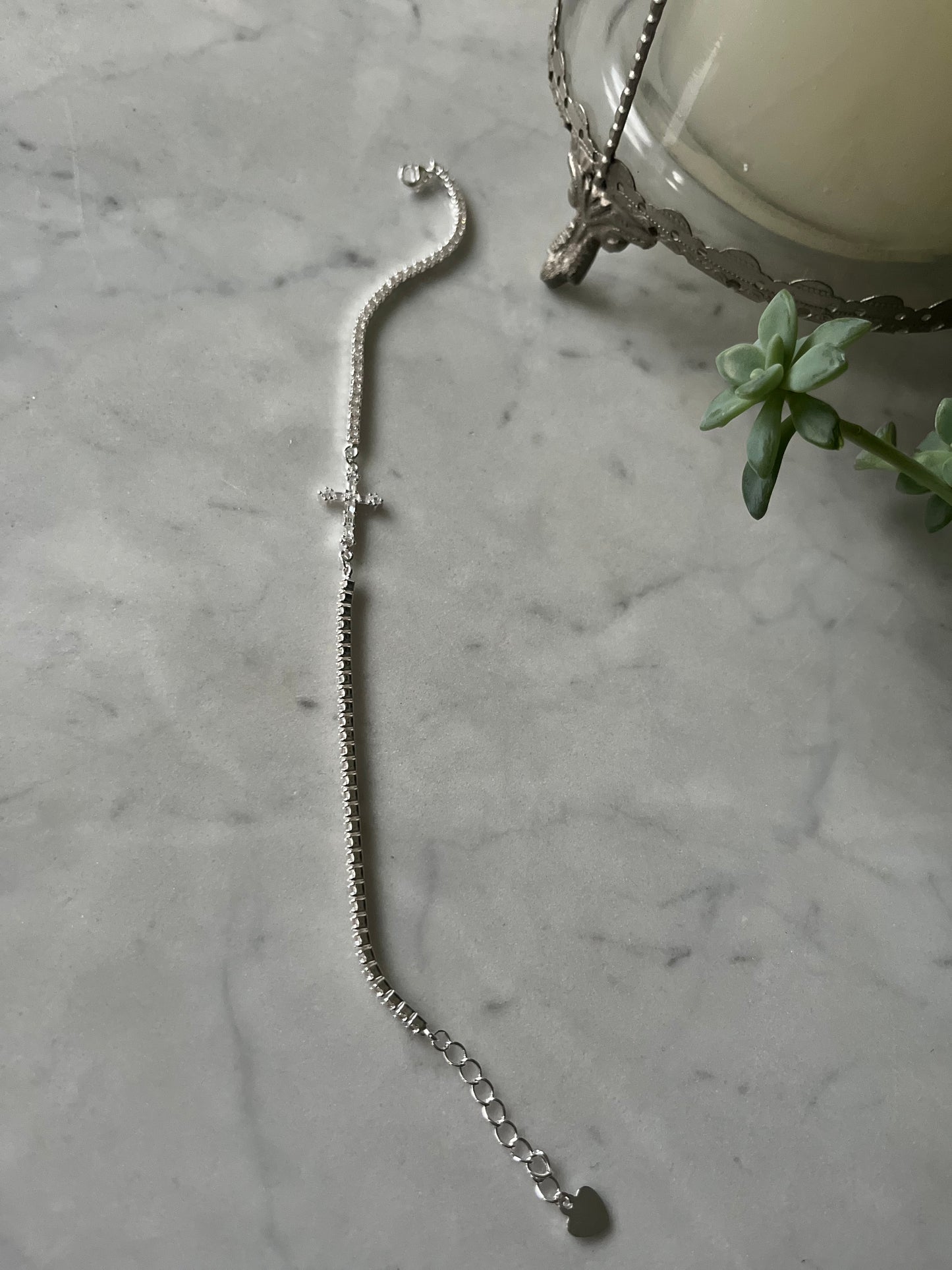 Pulsera Tenis con Circones y Cruz en Plata