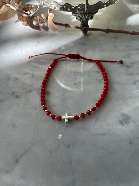 Pulsera Hilo rojo, con cristales rojos , detalles en plata y cruz en plata, ajustable de 15cm a 20cm