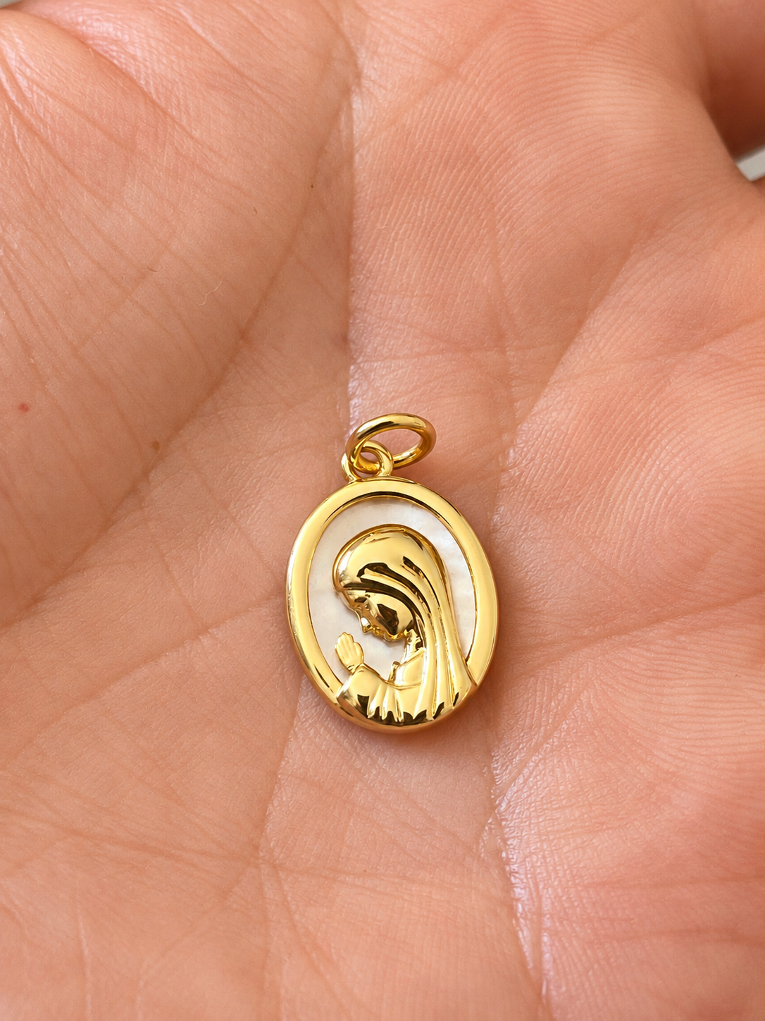Dije Virgen María baño de oro