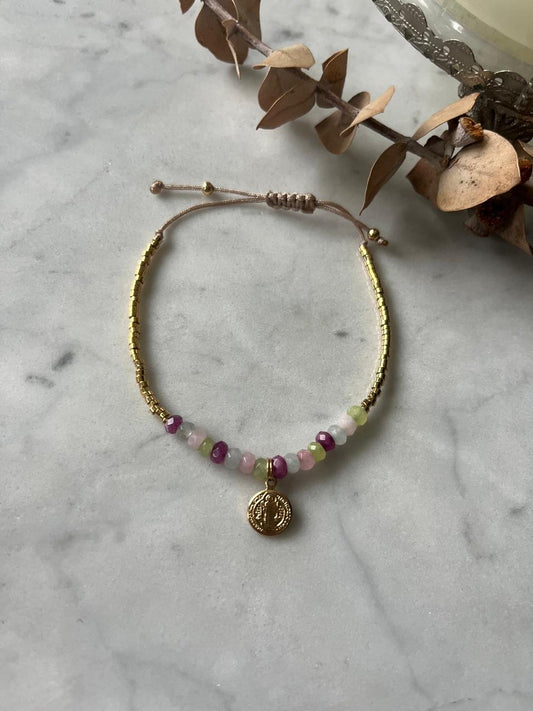 Pulsera de piedras naturales,  mostacillas bañadas en oro de 24k y San Benito